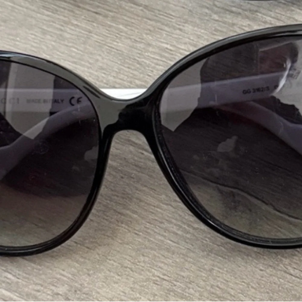 Gucci black frame sunglasses authentic with case - Picture 2 of 8
